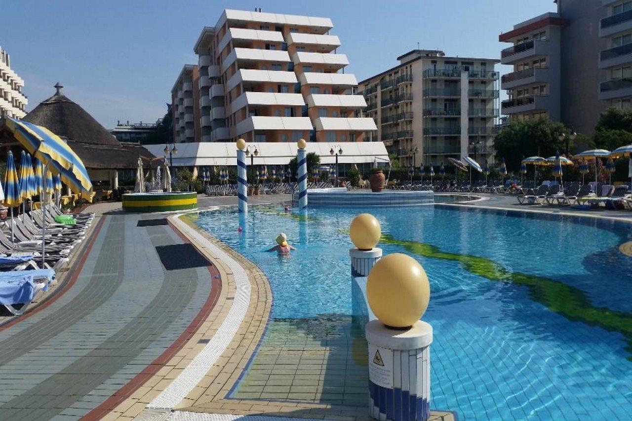 Aparthotel Holiday Бибионе Экстерьер фото